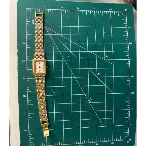 Bill Blass Women's vintage two toned watch with new battery - Picture 3 of 6